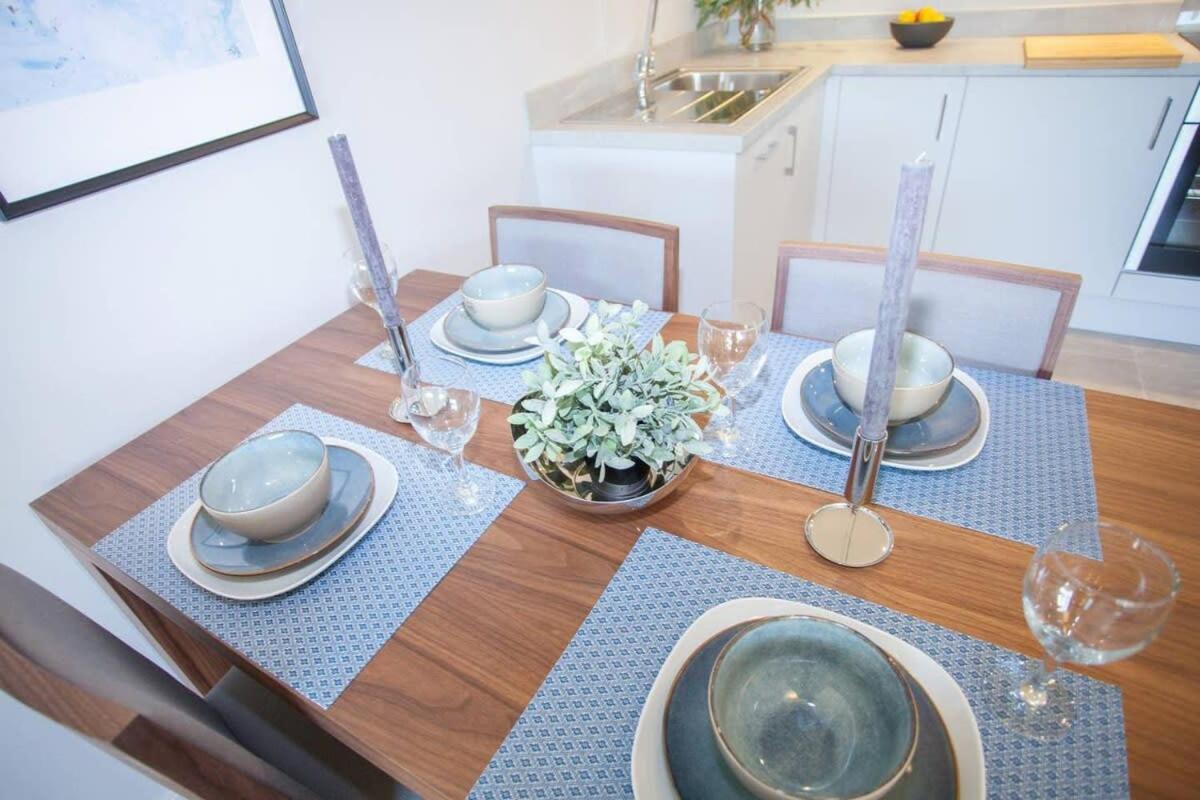 Apartment Stylish 2-bed Near *