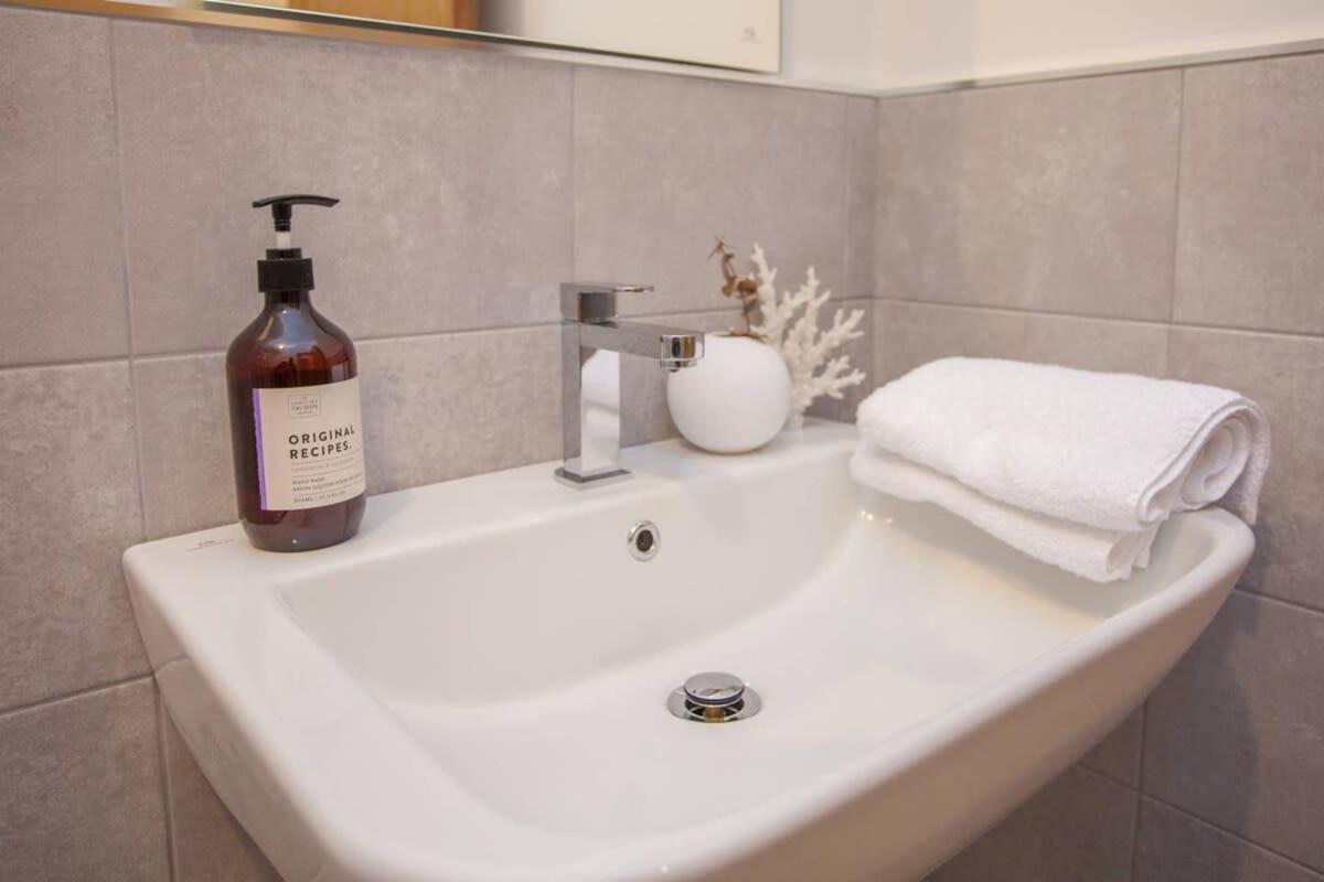 Stylish 2-bed Near