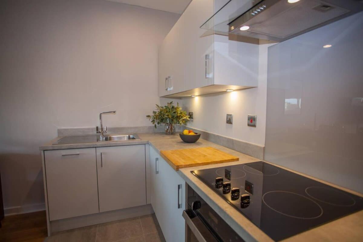 Apartment Stylish 2-bed Near *