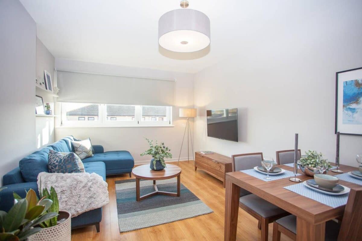 Stylish 2-bed Near Glasgow