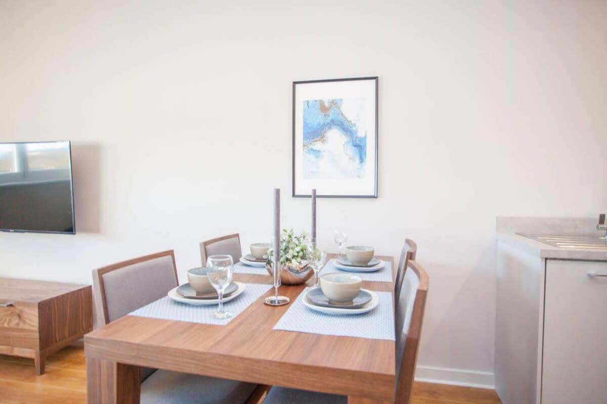 Apartment Stylish 2-bed Near *